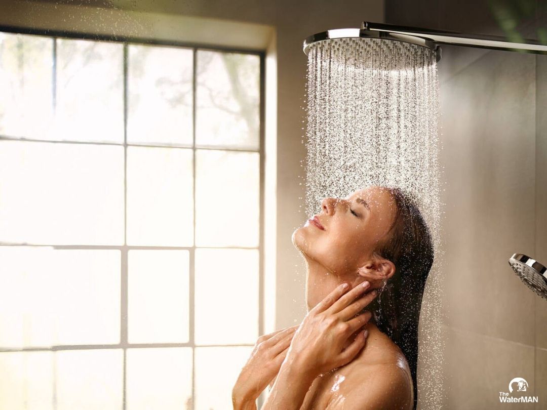 Uống nước trước khi tắm để tránh sốc nhiệt