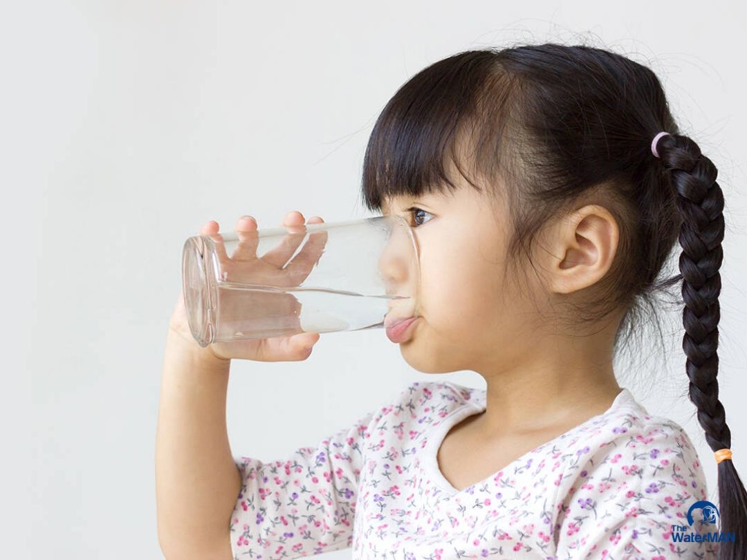 Người bị cảm uống nước nhiều hơn người thường