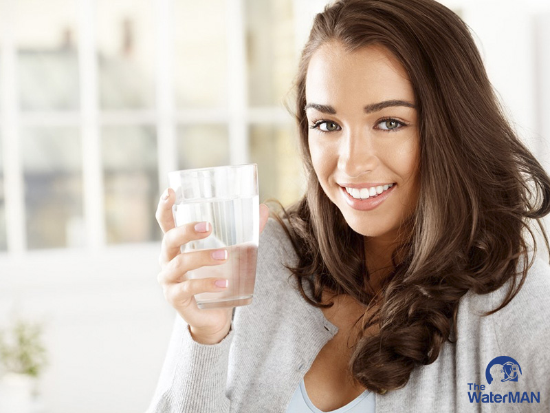 Uống nước ấm giúp giảm đau bụng trong ngày đèn đỏ