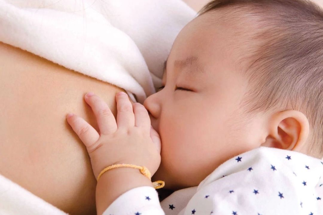 Sữa mẹ mới là nguồn dinh dưỡng chất lượng nhất cho bé