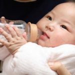 Trẻ sơ sinh dưới 6 tháng tuổi có cần uống nước hay không?