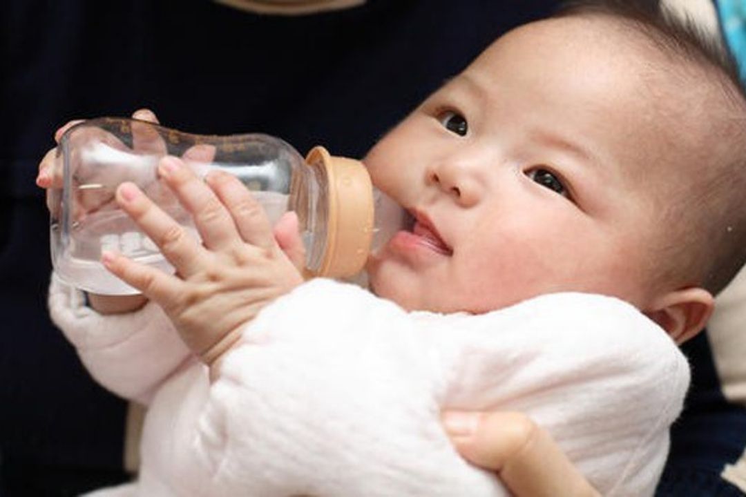 Trẻ sơ sinh có cần uống nước không?