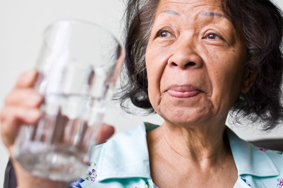 Cơ thể người cao tuổi cần cấp nước thường xuyên
