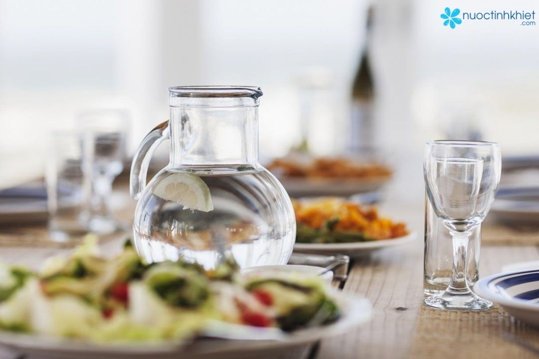 Lượng nước cơ thể cần mỗi ngày cos thể lấy từ nước uống và những loại thực phẩm khác nhau